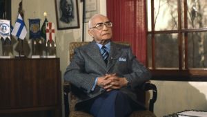 Kenraaliluutnantti evp Aksel Airo (A. F. Airo) haastateltavana kotonaan Heinolassa 1978.