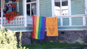 Villa Tellina välkomnar Hangö pride med banderoll och flagga.