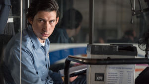 Adam Driver spelar busschauffören Paterson i filmen Paterson. Paterson sitter vid ratten i sin buss.