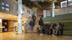 Turvapaikanhakijoita Evitskogin vastaanottokeskuksen aulassa