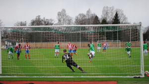 EIF:s Etchu Tabe gör 1-0 från straffpunkten. EIF:s Etchu Tabe skjuter bollen i mål från straffpunkten.