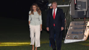 President Donald Trump med sin fru Melania då de återvände hem från sin resa i Mellanöstern och Europa. Trump vägrade att kommentera klimatavtalet President Donald Trump med sin fru Melania då de återvände hem från sin resa i Mellanöstern och Europa. Trump vägrade att kommentera klimatavtalet