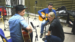 Också livemusik ryms med i Vegas sommarpratare. Här spelar Håkan Omars gitarr tillsammans med Ben Bergman. Pasi Keho Valkama kollar att mikrofonerna står rätt. Ben Bergman och Håkan Omars spelar gitarr, i bilden syns också teknikern Pasi Keho-Valkama