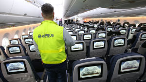 En Airbusanställd visar upp det nya flygplanet Airbus A350 XWB i Tyskland tidigare den här månaden. airbus 350