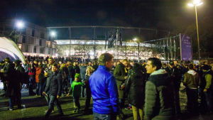 Publiken lämnar arenan. Fotbollsmatch mellan Tyskland och Holland ställdes in på grund av terrorhot den 17 november 2015. Publiken lämnar arenan.
