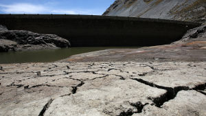 I november 2016 lider Bolivia av den värsta torkan på 25 år och över 300 000 bolivianer lever med vattenransonering. I november 2016 lider Bolivia av en av den värsta torkan på 25 år och de sinande vattenreserverna her lett till vattenransonering för 340 000 bolivianer.