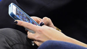 Mannen hade förföljt en person bland annat genom att skicka sms. Bilden har inget med fallet att göra. Kvinnor oftare föremål för sms-bedrägeri.