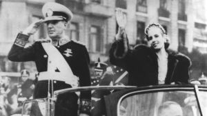 Juan ja Eva Peron tervehtivät yleisöä virkaanastujaisjuhlassa 1952