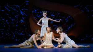 Eeun-Ji Ha som Hermia, Ilja Bolotov som Lysander, Linda Haakana som Helena och Tuukka Piitulainen som Demetrius. scen ur Jorma Elos balett En midsommarnattsdröm.