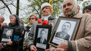 Minnesceremoni i Kiev. Kvinnor med porträtt av män som dött i samband med arbeten efter olyckan. Minnesceremoni i Kiev. Kvinnor med porträtt av män som dött i samband med arbeten efter olyckan.