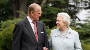 Det extrainkallade mötet har lett till spekulationer om att hovet kommer att offentliggöra nyheter om det kungliga parets hälsa. Drottningen är 91 år gammal, prins Philip 95. Prins Philip, hertig av Edinburgh, och drottning Elizabeth II av Storbritannien ser på varandra leende medan de står arm i arm.