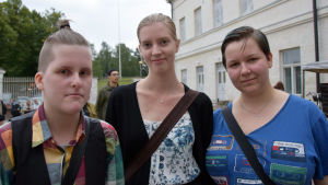 Från vänster: Hanna Bäckström, Ella Hemming och Sara Krogius. Tre unga kvinnor.