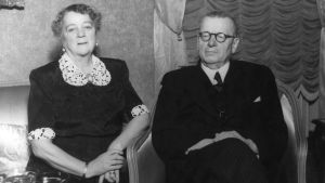 J. K. Paasikivi ja hänen vaimonsa Alli sodan jälkeen marraskuussa 1945. Pääministeri Juho Kusti Paasikivi 75 vuotta. Vasemmalla rouva Alli Paasikivi.