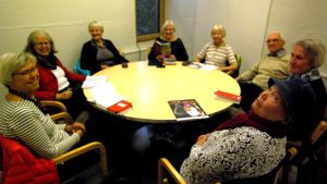 Glada bokcirkeldeltagare i "Läslampan". Bokcirkeln Läslampan samlad på biblioteket i Kyrkslätt.