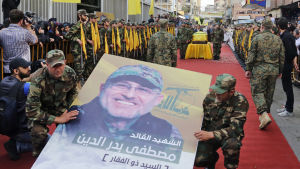 Hizbollah har skickat tusentals av sina krigare till Syrien för att stöda regimen. Bilden är från en begravning för en av gruppens befälhavare som dödades i strider i Syrien. Hizbollahkommendören Mustafa Badreddine begravdes på fredagen i shiamulimska södra Beirut
