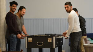 Hassan, Ahmed, Safaa och Ammar spelar gärna biljard och bordfotboll på caféet i Sockenstugan. Asylsökande på cafe i Malax