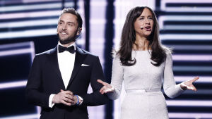 Måns Zelmerlöw och Petra Mede programleder Eurovisionen.
