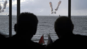 Zapad pågår fram till onsdagen den 20 september. Rysslands försvarsminister Sergej Shoigu (till vänster) och president Vladimir Putin (till höger) följer med Zapad-övningen i Kaliningrad-regionen 26.9.2013.