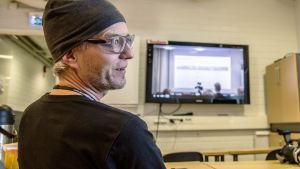 Huvudförtroendemannen Jukka Vetola följde med presskonferensen via tv. Huvudförtroendemannen Jukka Vetola på Terrafame följde med näringsministerns presskonferens på tv.