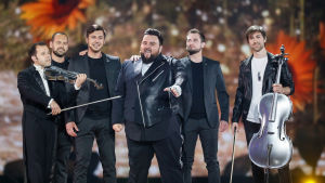 Jacques Houdek och Jaqcues representerar Kroatien Sex män i svarta kläder på eurovisionsscenen
