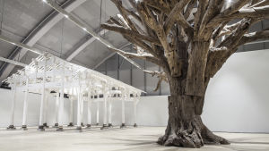 Ai Weiwei gillade inte idén på att ordna en retrospektiv utställning i Helsingfors, istället valde han temat trä. ai weiwei, ham, helsingfors konstmuseum