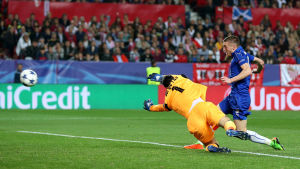 Jamie Vardy gjorde mål bakom Sergio Rico i Spanien. Leicesters Jamie Vardy sätter bollen bakom Sergio Rico i Sevilla-målet.