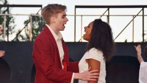 Ungdomsromans mellan Chicagokillen Ren McCormack (Lars M. Huldén) och småstadstjejen Ariel Moore (Antonia Atarah). Premiären på raseborgs sommarteater 29 juni.