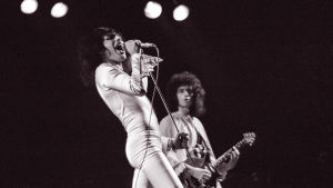 Queen-yhtye Lontoon Hammersmith Odeonilla jouluna 1975. Kuva konserttitaltiosta Queen: A Night at the Odeon..