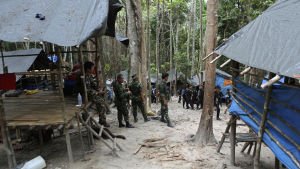 Den thailändska polisen har hittat ett övergivet läger där man misstänker att människosmugglarna har hållit rohingyamuslimer fängslade. Den thailändska polisen hittade ett läger mitt i djungeln.