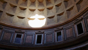 Solen lyser in genom taket i Pantheon i Rom. I byggnaden som restes som ett tempel under antiken och idag fungerar som katolsk kyrka har en och annan suttit och funderat under århundradenas lopp. En skara som under de senaste århundradena blivit mer och mer beläst. Pantheon i Rom.