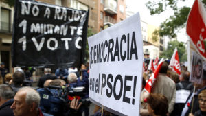 Spanska demonstranter krävde att PSOE inte ska släppa fram Mariano Rajoy som premiärminister under en demonstration utanför PSOE:s partihögkvarter i Madrid på lördagen Spanska demonstranter krävde att PSOE inte ska släppa fram Mariano Rajoy som premiärminister under en demonstration utanför PSOE:s partihögkvarter i Madrid på lördagen 22.10.2016