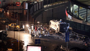 Polisen undersöker bombbil utanför stadion i Istanbul.