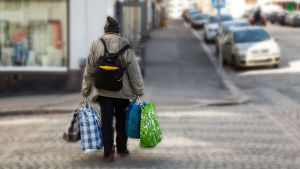 Ojämlikheten har ökat i vårt land sedan 1990-talet. En del har blivit rikare, andra mycket fattigare. Utslagen man på gata i Helsingfors