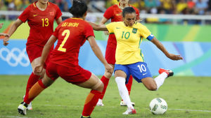 Marta i farten under hemma-OS i Rio 2016. Marta leder landslaget som dess kapten.