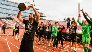 Hetemaj och SJK firade cupguld 2016, slog HJK på straffar. Mehmet Hetemaj och SJK vann finska cupen 2016.