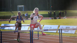 Säsongen 2012 deltog Jonna Berghem på 100 meter häck i friidrottstävlingar i Karis. Hickens Jonna Bergehm på väg över häcken.
