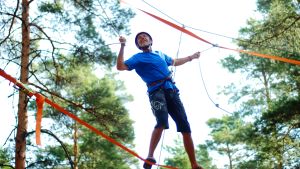 Lägret har engagerat 140 frivilliga arbetare under planeringsarbetet. Audun Adsen prövar höghöjdsbanan i actiondalen på scoutlägret Atlantis 2014 i Syndalen.
