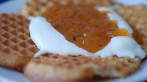 Vohveli lakkahilolla ja kermavaahdolla