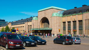 Taxitrafiken ska avregleras, men fortsättningsvis förutsätta licens. Taxibilar vid centralstationen i Helsingfors