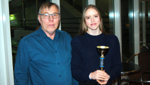 Lars Eric Bäckman var Ida Slöörs första tränare i Ekenäs Simsällskap. Porträttbild på Lars Eric Bäckman och Ida Slöör.
