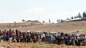Kurder på flykt undan IS i Syrien överskrider gränsen till Turkiet. Kurder på flykt undan IS i Syrien överskrider gränsen till Turkiet.
