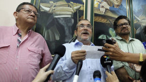 Farc-ledaren Rodrigo "Timochenko" Londono i mitten, försäkrade att rebellerna fortfarande eftersträvar fred Farc-ledare talar efter att resultatet i folkomröstningen om fredsavtalet blivit klart.