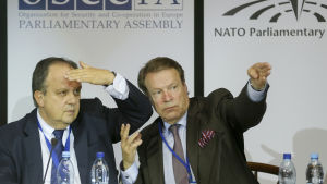 Ilkka Kanerva leder OSSE:s parlamentariska församling Joao Soares och Ilkka Kanerva från OSSE under en presskonferens i Kiev den 26 maj 2014