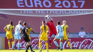 Hedvig Lindahl fortsätter hålla nollan, tror Antti Koivukangas Hedvig Lindahl plockar ner ett inlägg vid EM 2017.