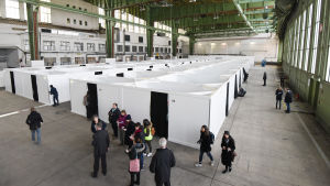 Tillfälligt flyktingboende på i Berlin Den övergivna flygplatsen Tempelhof används som flyktingboende.