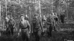 Vetäytyviä miehiä 14.6.1944
