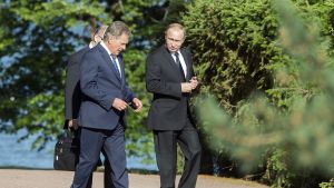 Niinistö och Putin i Gullranda sommaren 2016. Sauli Niinistö och Vladimir Putin diskuterar under en promenad vid Gullranda.