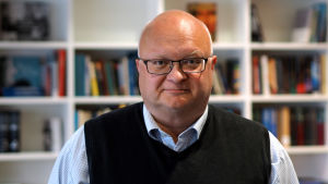 Håkan Ekström på JHL ser kommunerna som brandmurar mot kriser. En man med glasögon. Han heter Håkan Ekström.