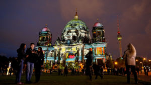 Berlin besöks av över 11 miljoner turister i året Turister ser på ljusshow i Berlin