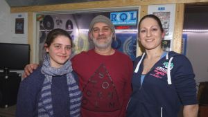 Gaia Putrino, Fabio Putrino och Fanny Haddas bor i Lovisa men sänder sin radioshow över hela världen. Gaia Putrino, Fabio Putrino och Fanny Haddas sänder radio över internet.